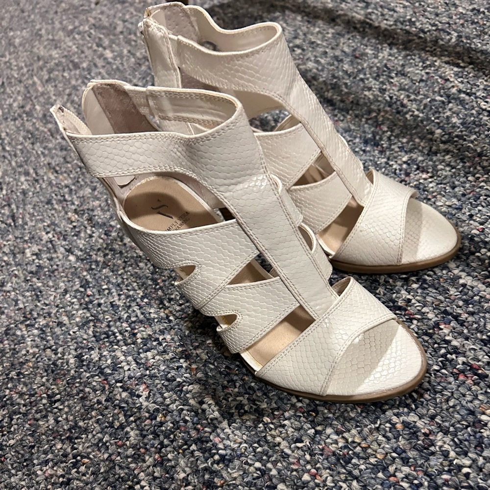 Size 6 Vera wang heels